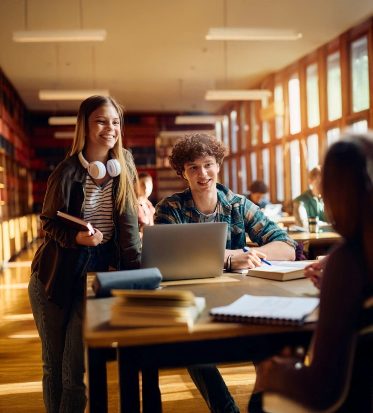 Zwei Studenten, die in einer Bibliothek lernen