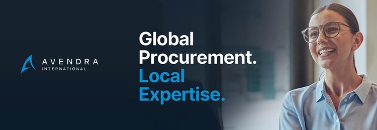 Eine Frau mit Brille und zugeknöpftem Hemd übergibt einer anderen Person ein Blatt Papier.