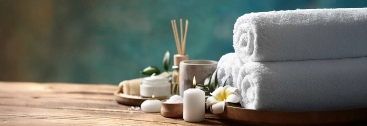 Handtuchrolle und Kerzen im Spa