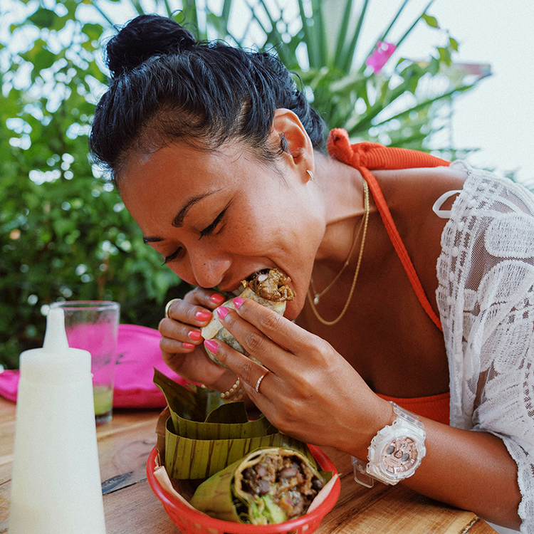 Asiatin isst einen Wrap