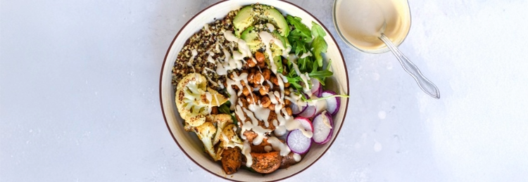 Teller mit buntem Salat