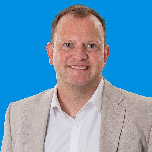 Bild von Ian Murphy vor blauem Hintergrund. , Bild