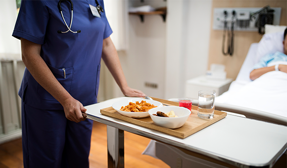 Caterer, der Patienten mit Essen versorgt