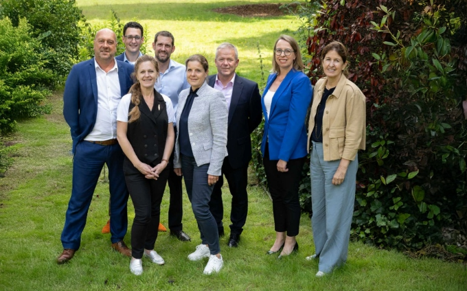 Photo de groupe souriante