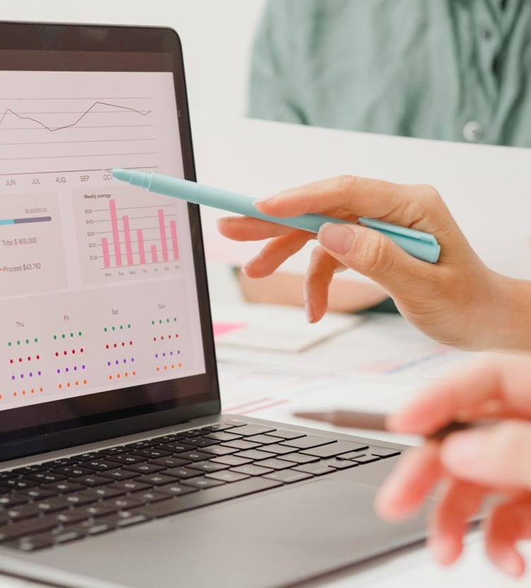 Réunion d'un groupe d'hommes d'affaires - Solutions d'optimisation des coûts d'Avendra International
