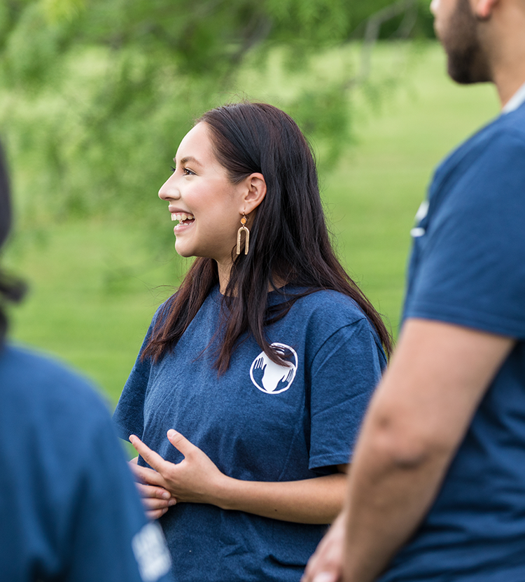 Jeune femme souriante écoutant une présentation chez Avendra International Ireland, responsable de l'approvisionnement et de l'engagement des employés.