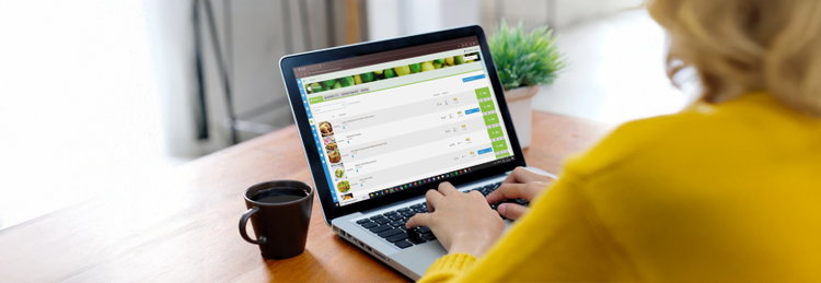 femme tapant sur un ordinateur portable