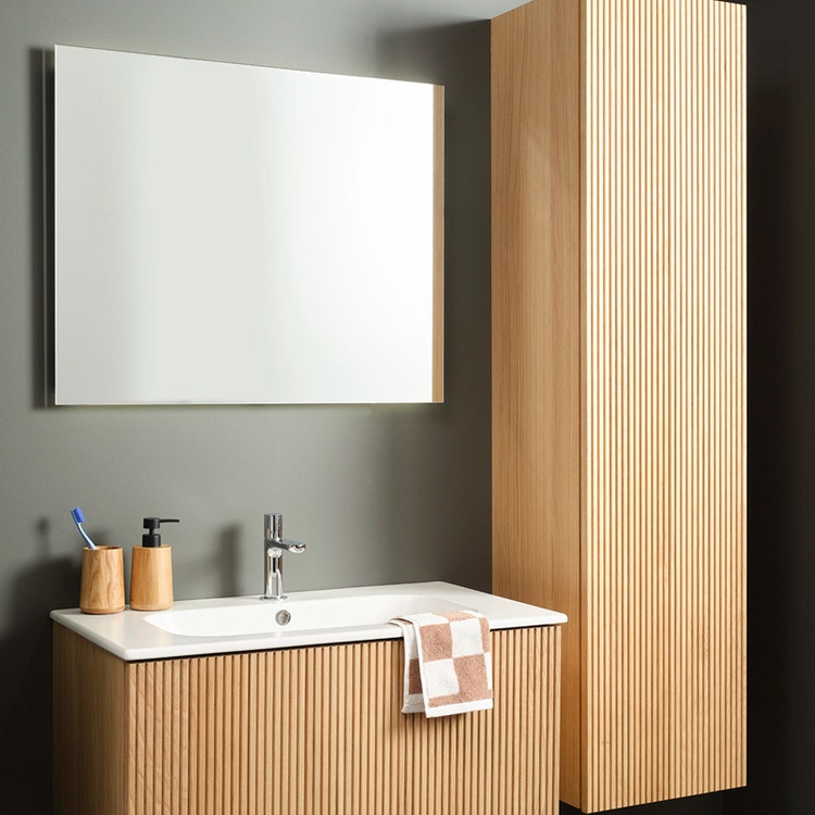 Une salle de bain avec une armoire en bois et un miroir.