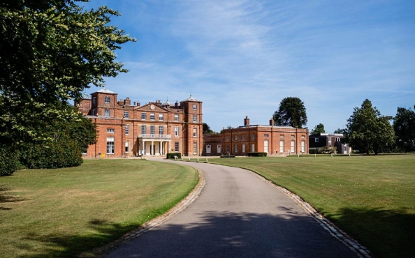 École Langley entourée d'herbe sous un ciel bleu