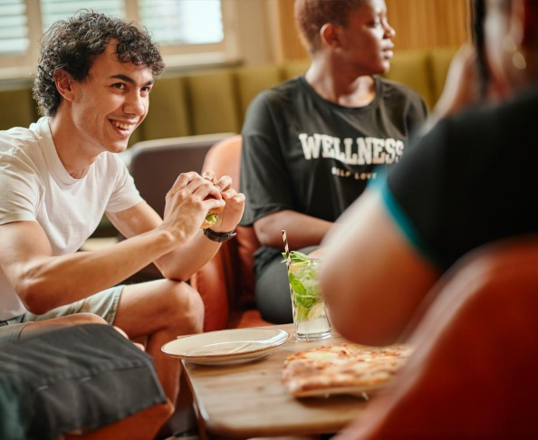 Des amis se sont réunis pour manger et boire dans une amb