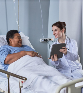 Professionnel de santé montrant le contenu de l'écran d'une tablette à un patient