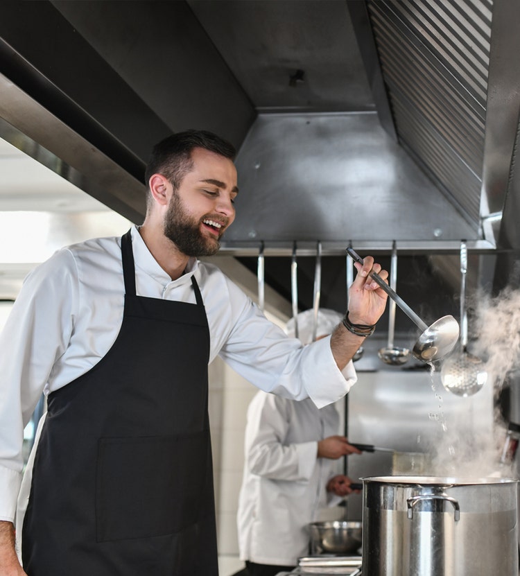 Chef préparant une soupe dans une cuisine professionnelle