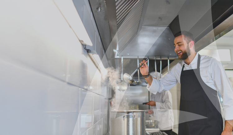 Chef-kok maakt soep in een commerciële keuken