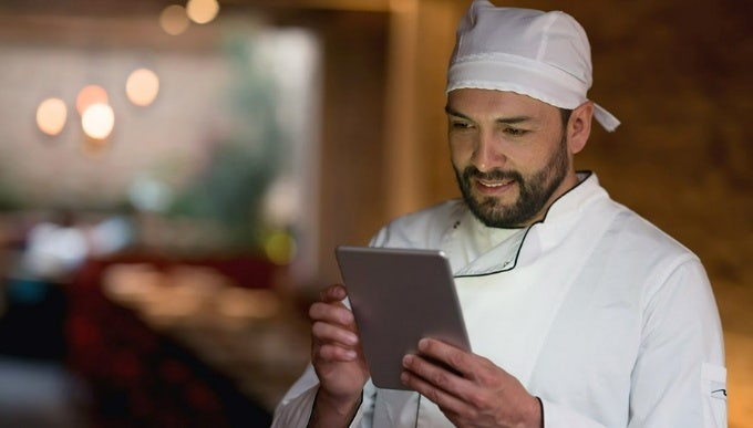 Chef-kok kijkt naar een tablet
