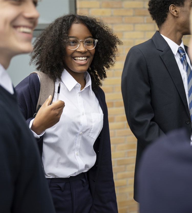 Schoolmeisje lacht tussen haar klasgenoten