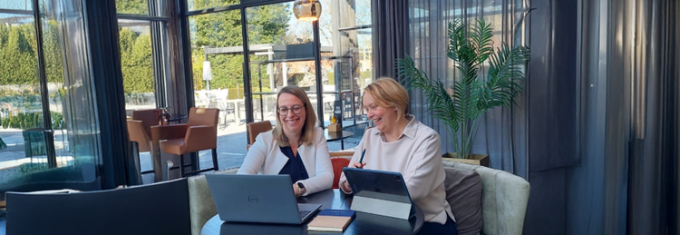 twee vrouwen die een vergadering hebben in Hotel Ariane